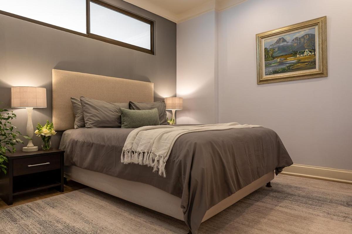 Cozy Corner Apartment *